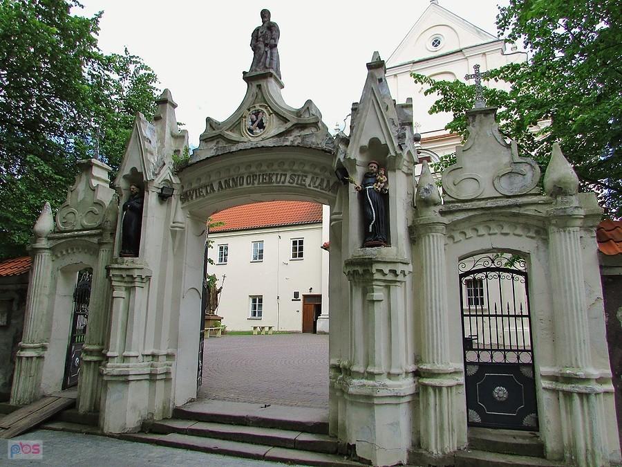 Smradzewice - brama klasztoru franciszkanów