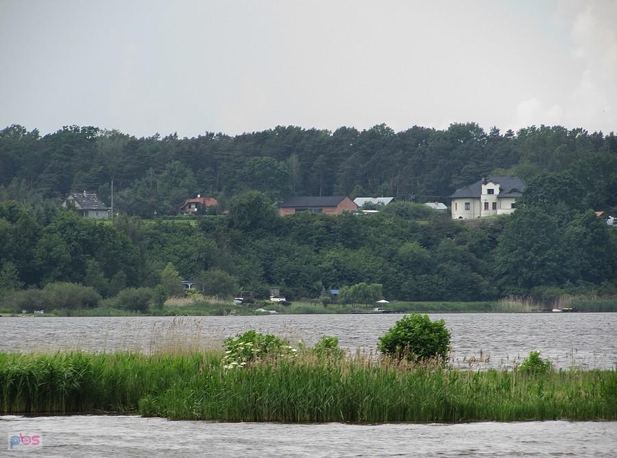 Barkowice Mokre po drugiej stronie Zalewu Sulejowskiego