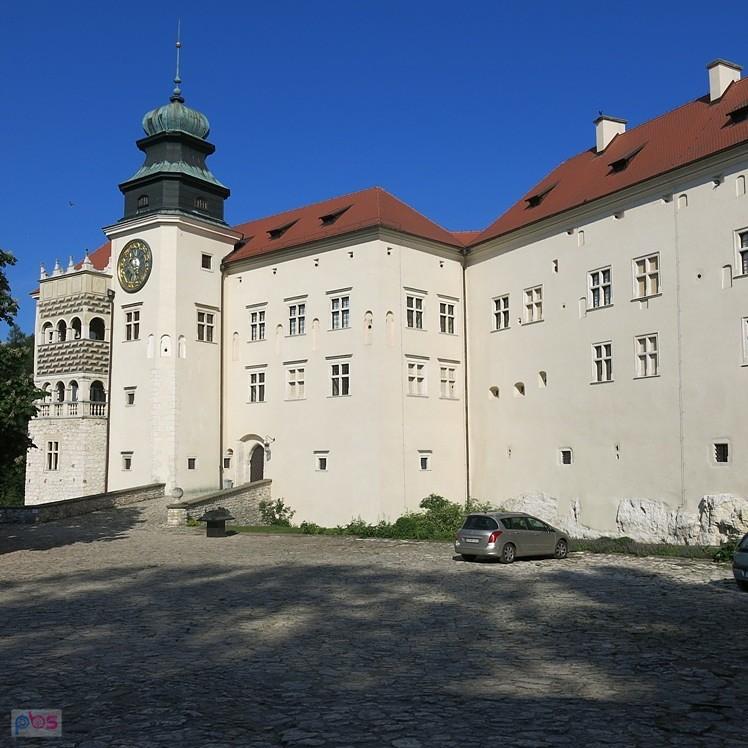Na dziedzińcu zamku w Pieskowej Skale