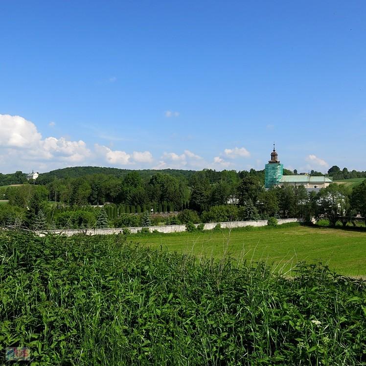 Imbranowice - na pierwszym planie klasztor Sióstr Norbertanek