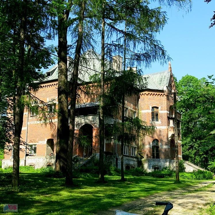 Przed pałacem - teren prywatny