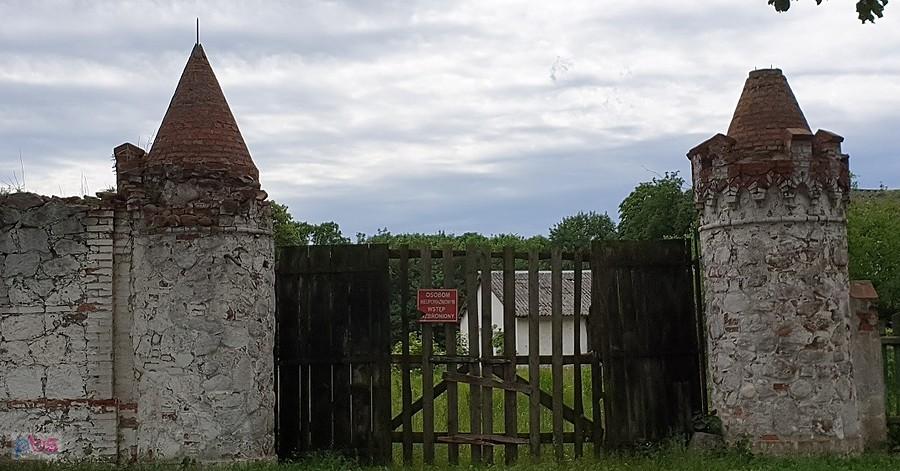KRĘPCEWO (niem.Kremzow) Słupy bramne