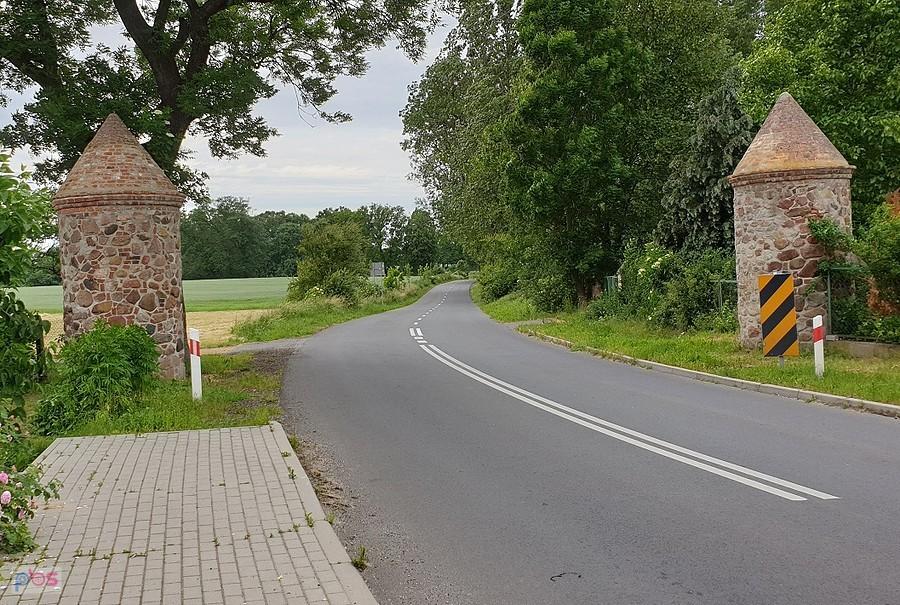 KRĘPCEWO (niem.Kremzow) Słupy bramne z 1860r od strony Stargardu