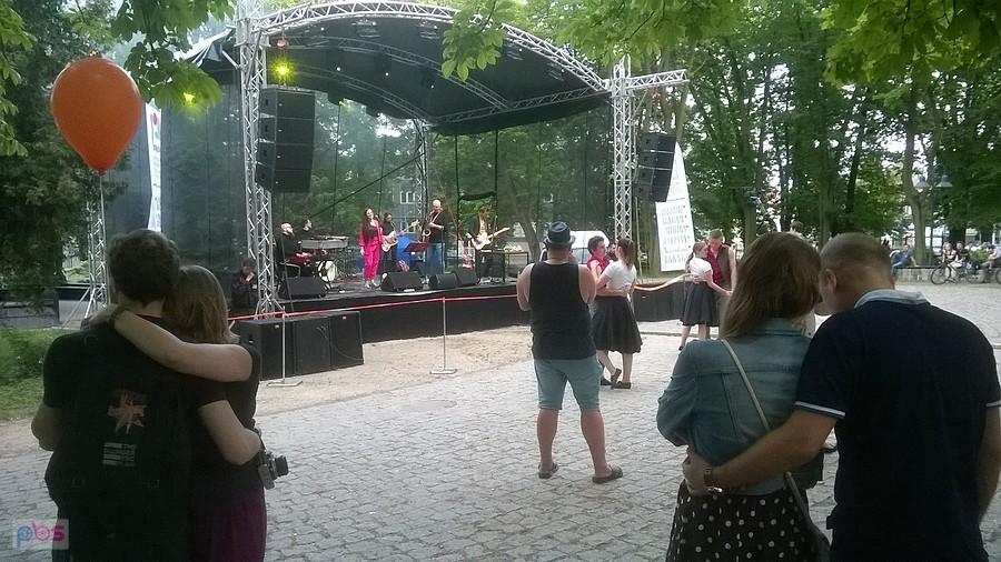 Super występ zespołu Babu Król & Smutne Piosenki w parku Staszica.
