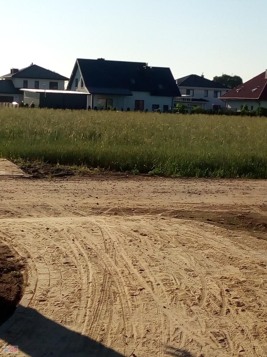 Chodnik/ddr rzeczywiście ruchome i posypane piaskiem, ale już w całości przejezdne