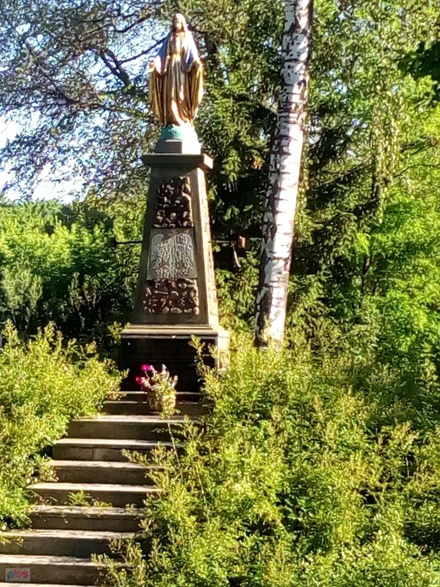 Kapliczka/pomnik w Zaborowie