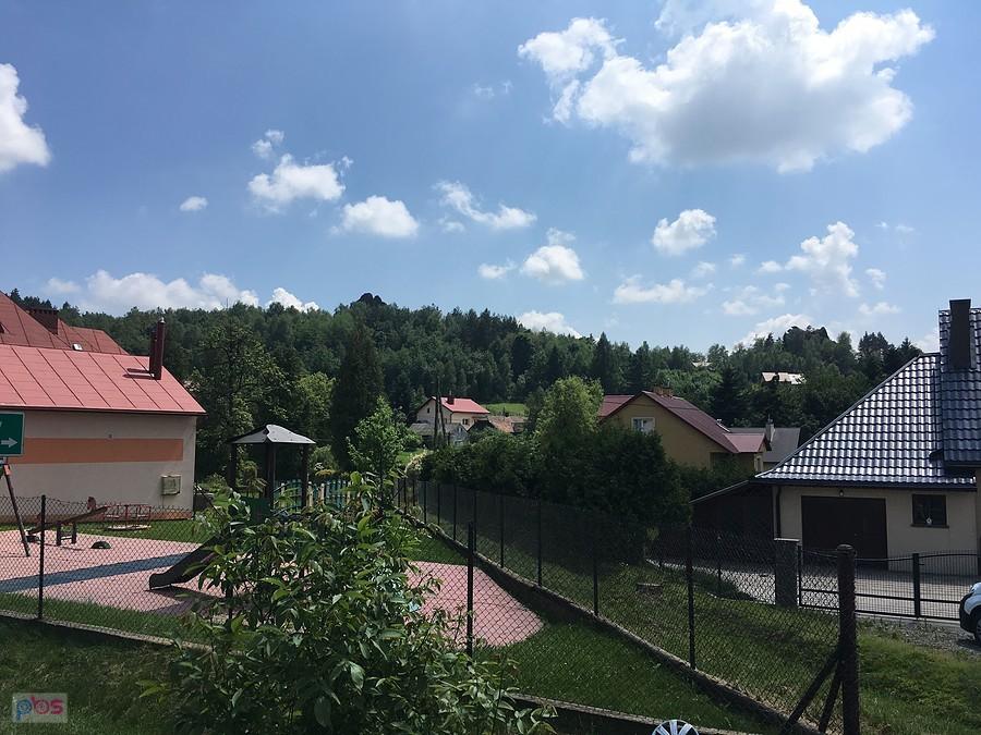 Ostańce skalne wystająca ponad las