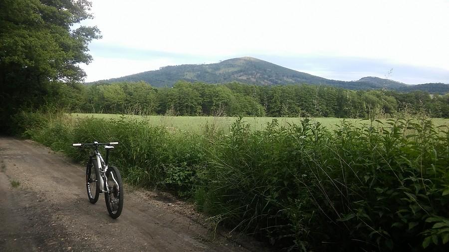 Fajnie tam. W tle Biskupia Kopa (890 m)