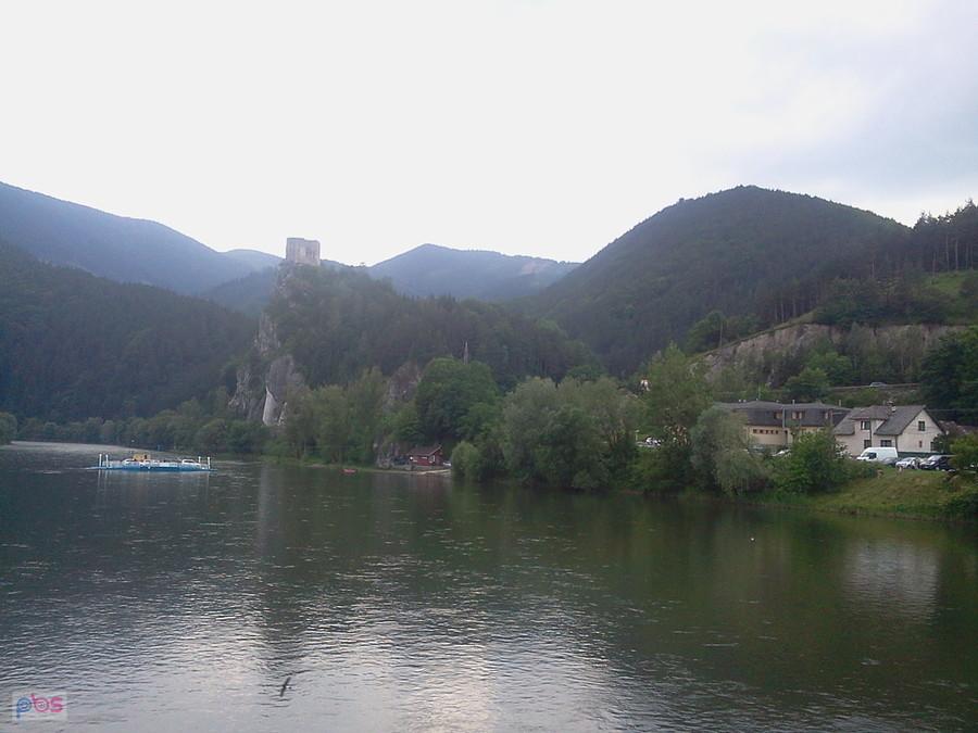 Widok na jezioro z ruinami zamku na wzgórzu