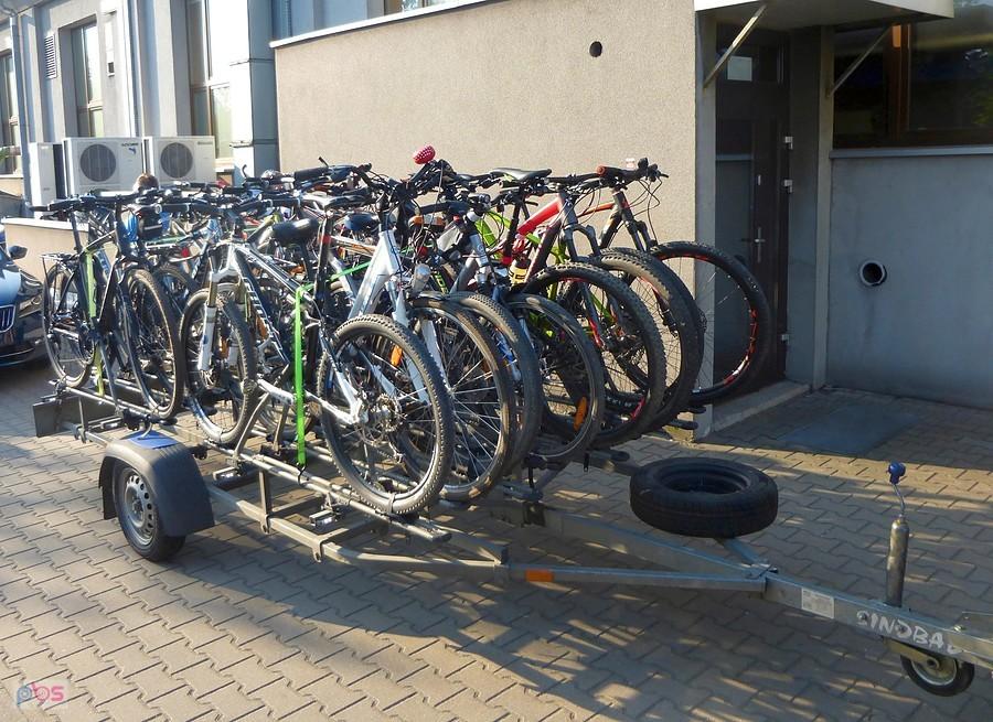 Część rowerów jedzie na przyczepce