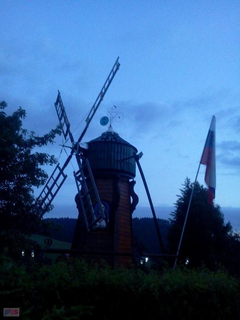 Wiatraczek z rowerzystą