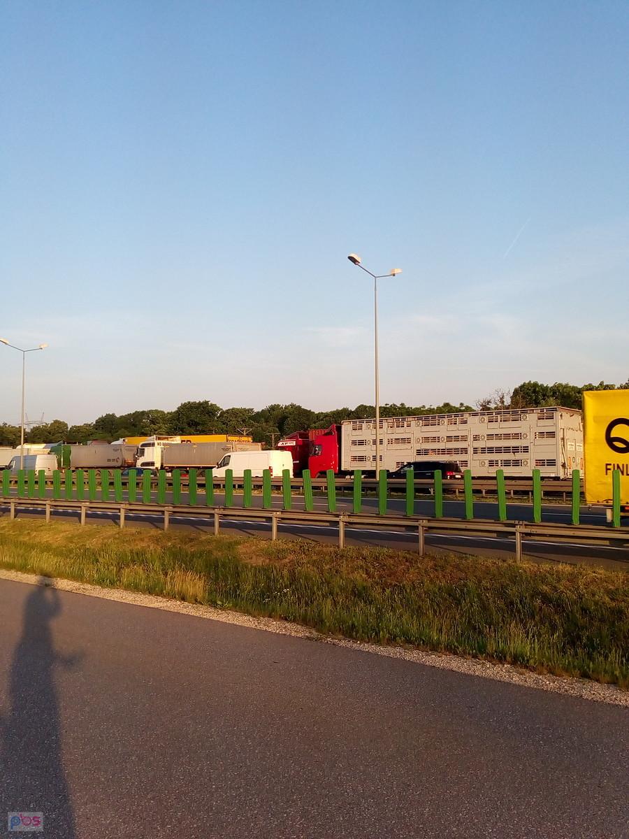 Zakorkowana S8. Od Połczyńskiej w stronę Pruszkowa była zamknięta, a tu tworzył się ogromny korek