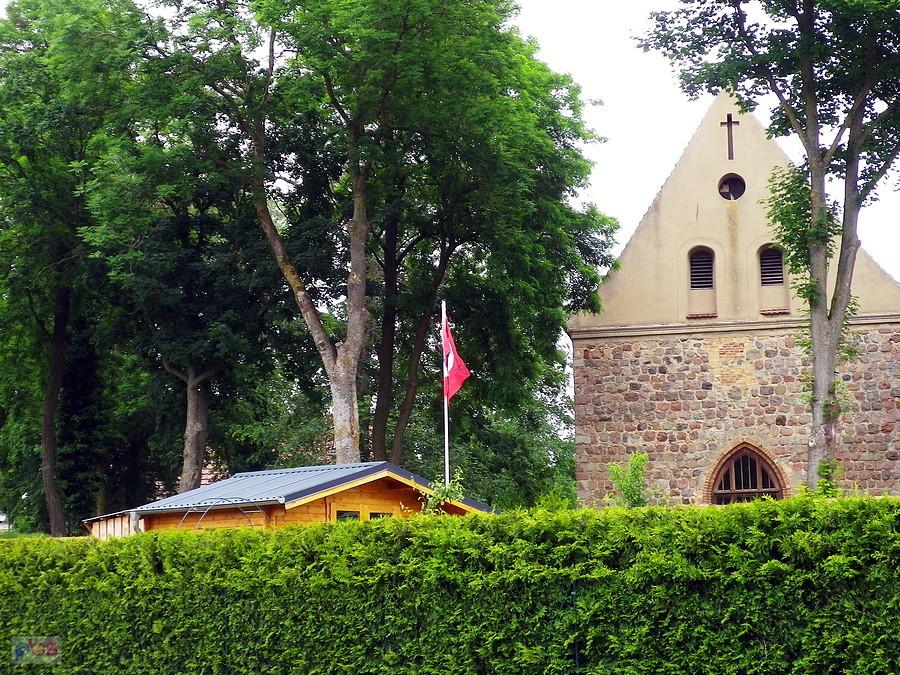 Co to do cholery jest? Flaga z gapą i żelaznym krzyżem pod kościołem w Petershagen