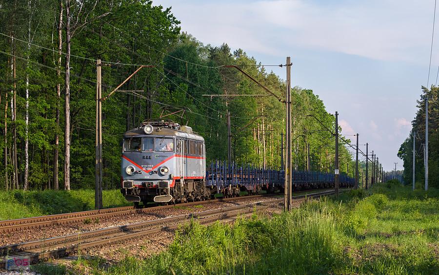 4E-004 mija Olszynę, kierując się na północ.
