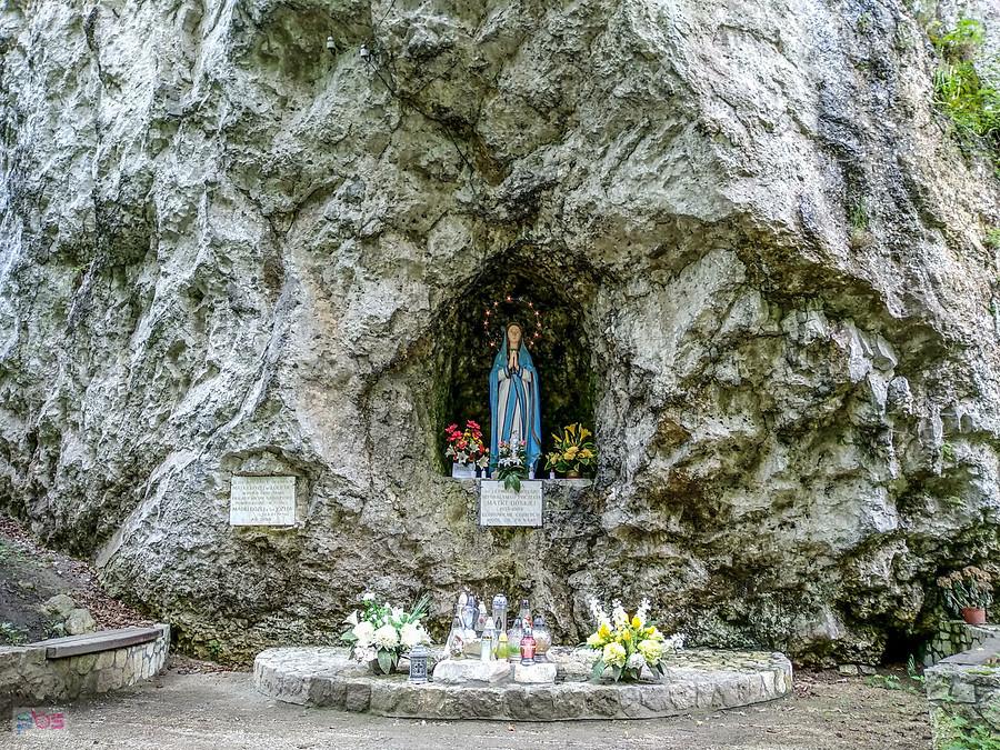 Figura Matki Bożej Niepokalanej w skale Prałatki