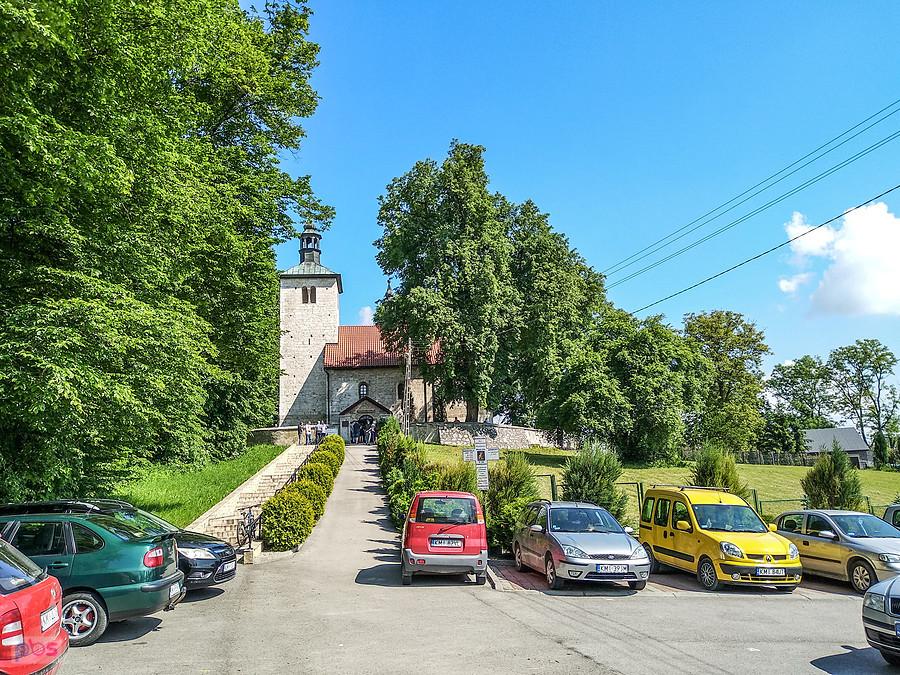 Przy kościele w Wysocicach