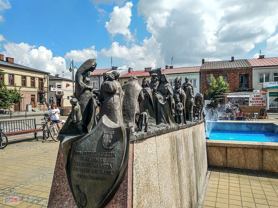 Ciekawa rzeźba na rynku w Skale