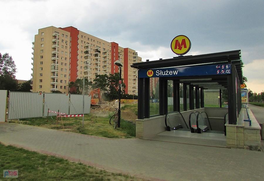 Budowa przy wejściu do stacji Metro Służew