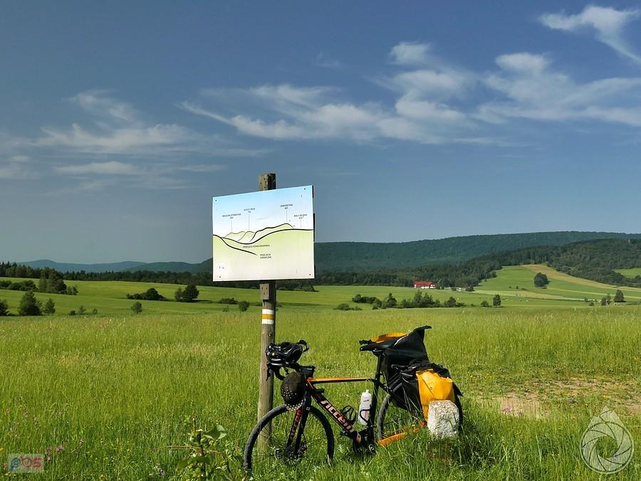 fajny znak z panoramką nad polanami