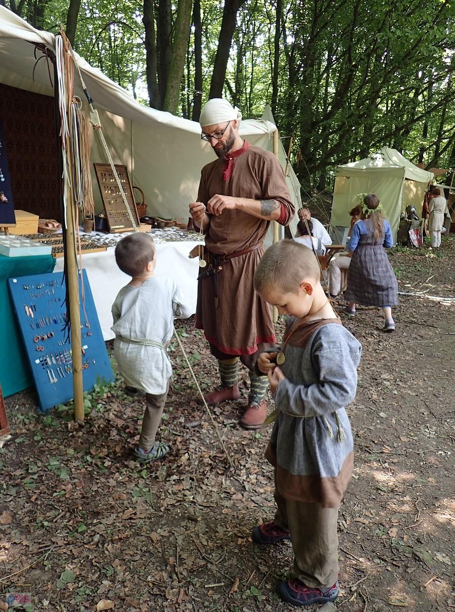 Na straganach wiele ciekawych wyrobów
