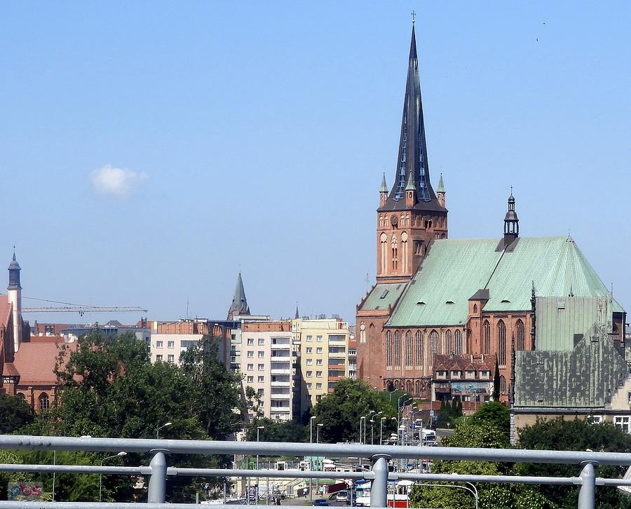Widok znad Odry nie tylko na katedrę.