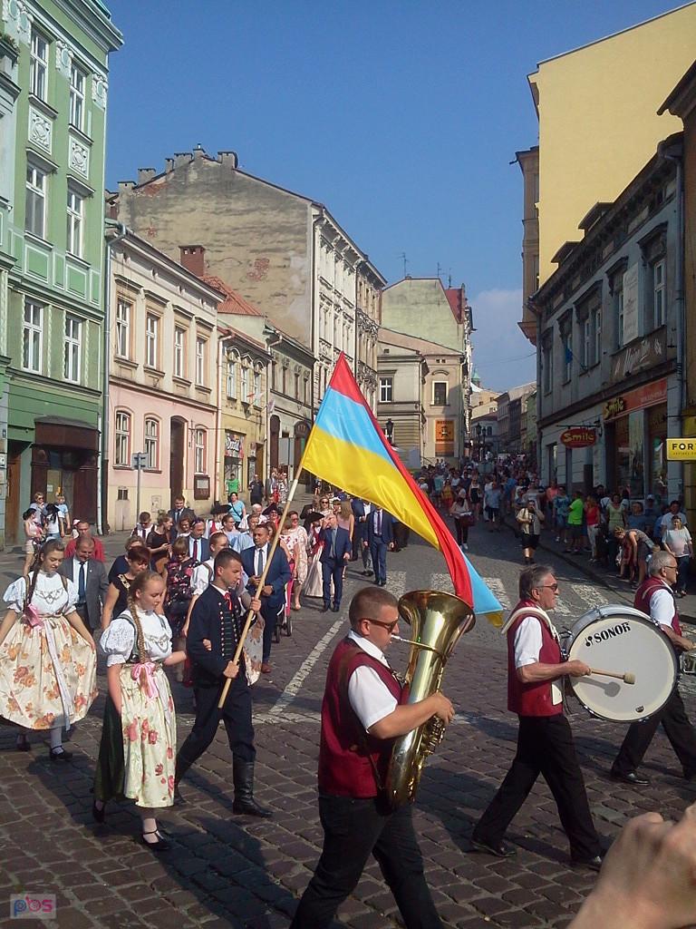 W strojach cieszyńskich i orkiestra