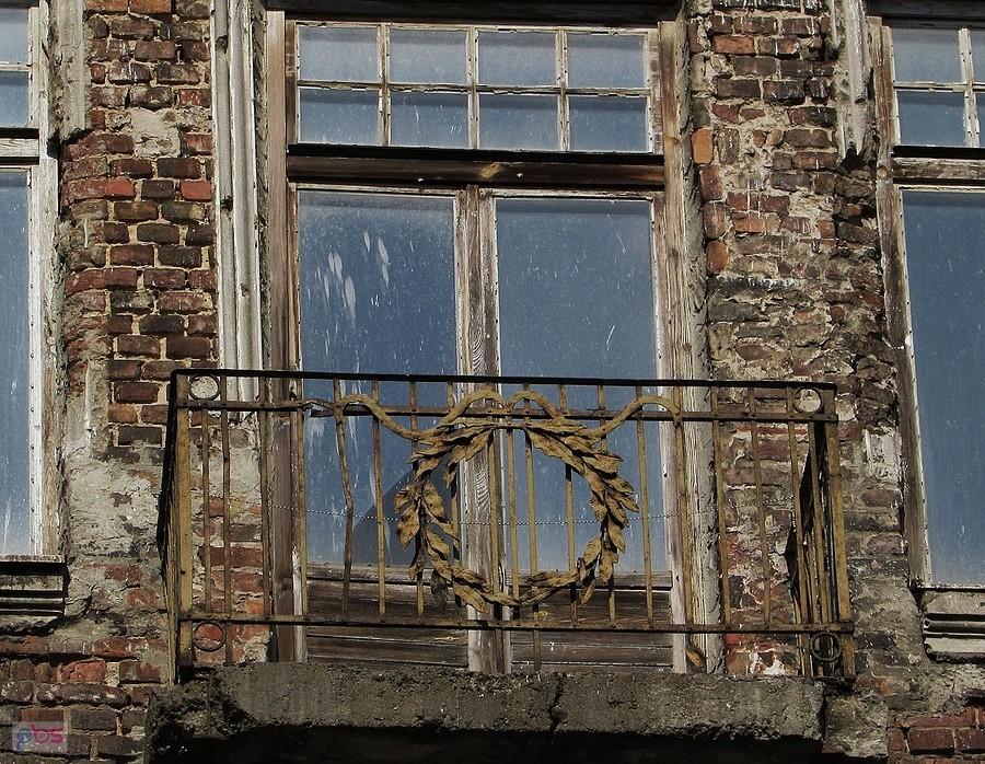 Balkon kamienicy przy Żelaznej 66