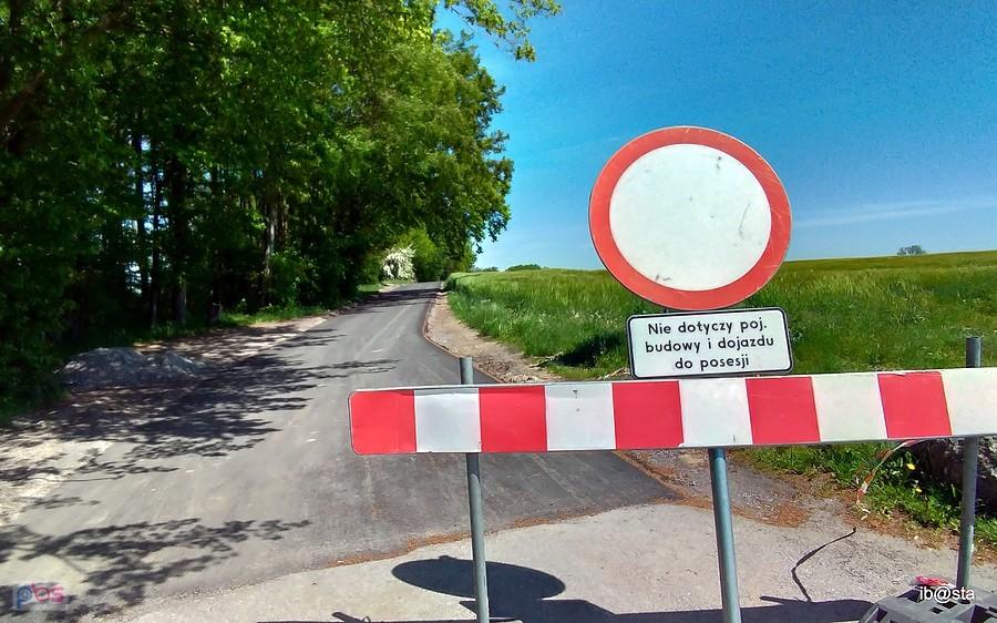 tuż za atomową kapliczką - nowa nawierzchnia R10, kiedyś była tu polna droga :)