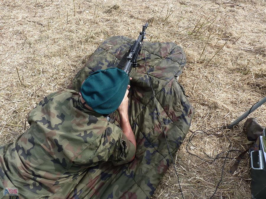 pan żołnierz mi pokazuje jak dobrze się ustawić do strzału