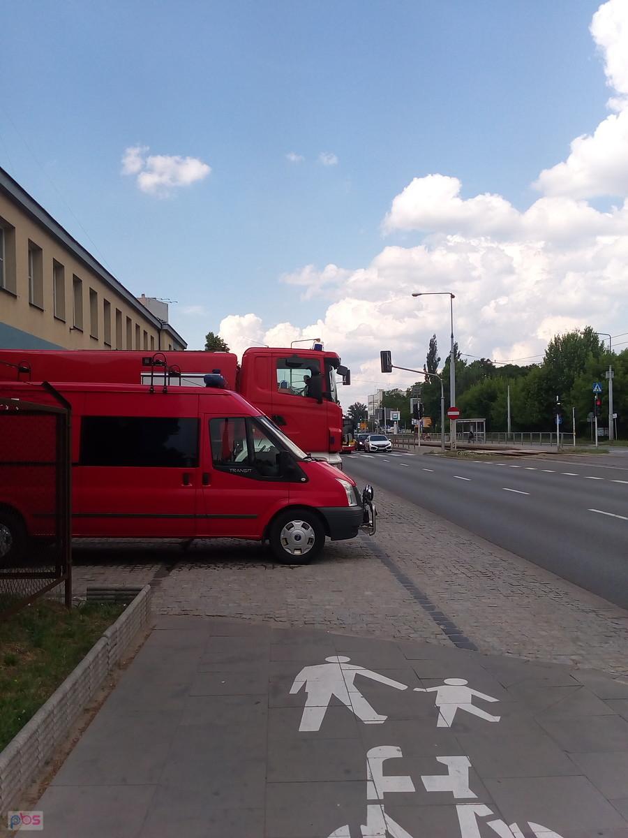Strażacy wystawili auta na chodnik i czyścili remizę