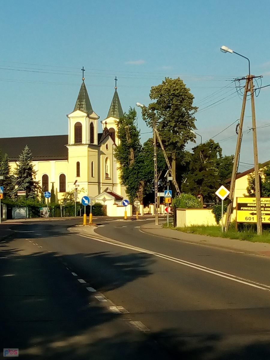 Wjazd do Borzęcina. Zegar stoi jak stał