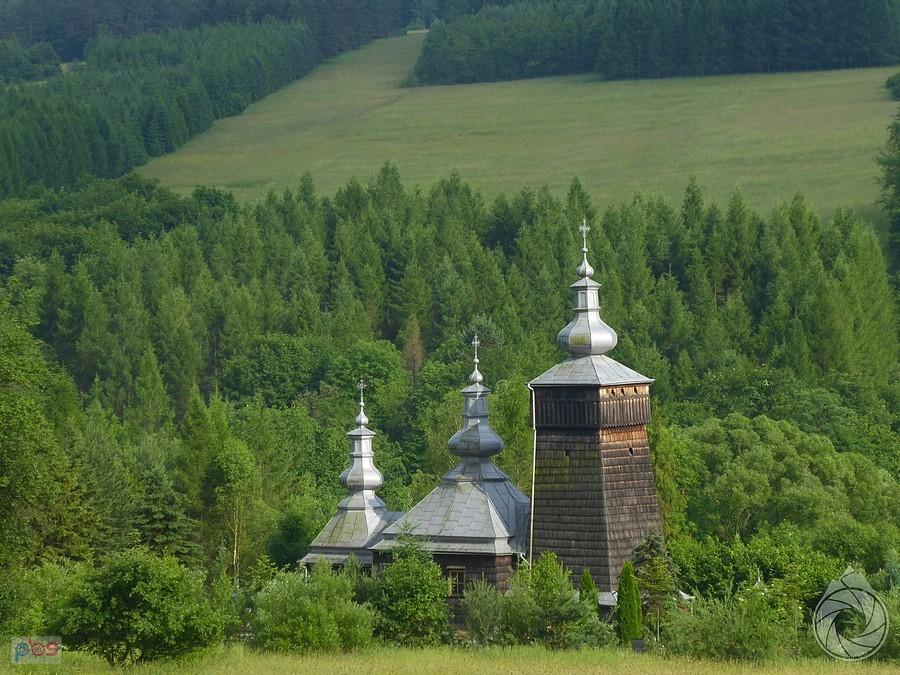 cerkiew w Leszczynach wśród poburzowej zieleni