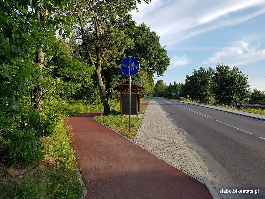 Objazd drogi rowerowej za przystankiem