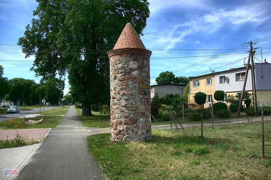 słup bramny w Krępcewie z 1860 roku