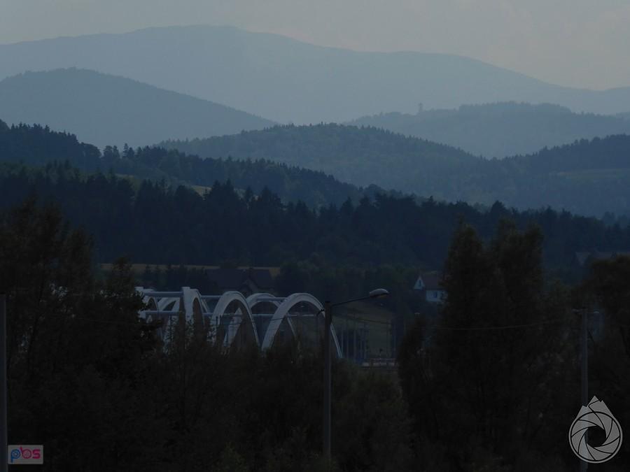 Babia w oddali nad Świnną Porębą