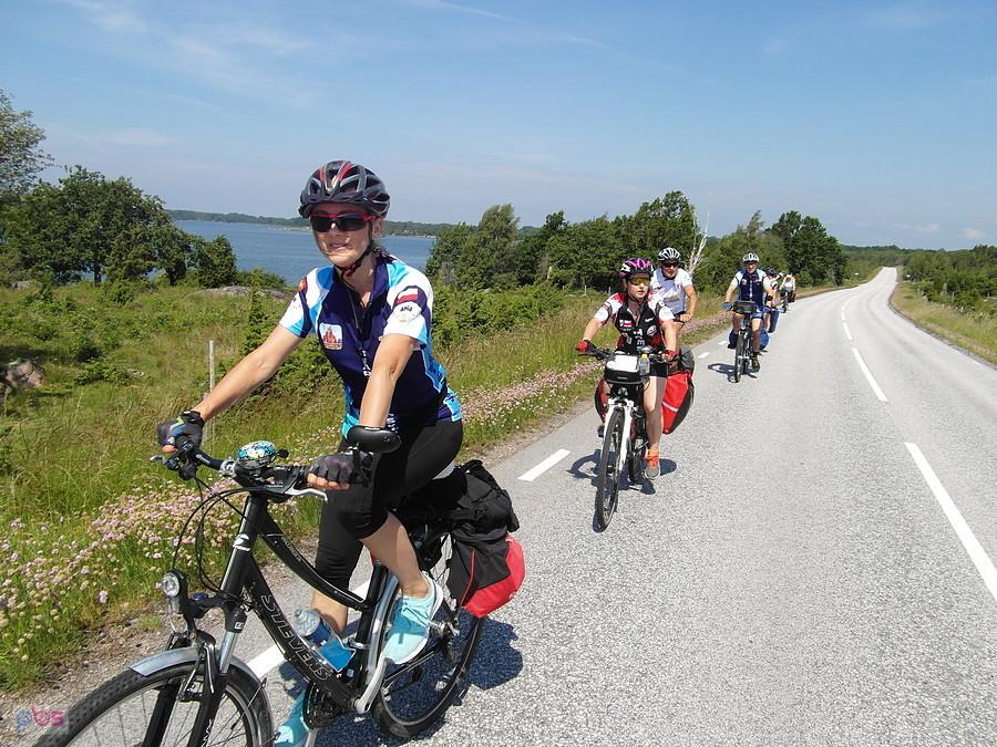 Grupa rowerzystów podczas wycieczki rowerowej w Szwecji