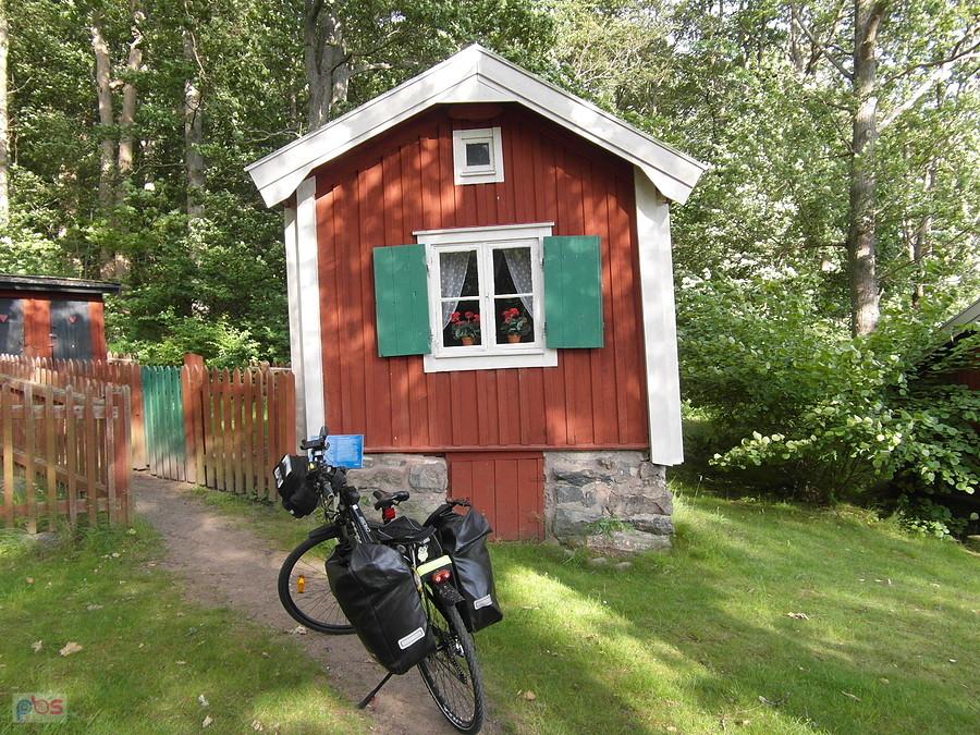 Drewniany domek w parku skansenu Karlskrona, Szwecja