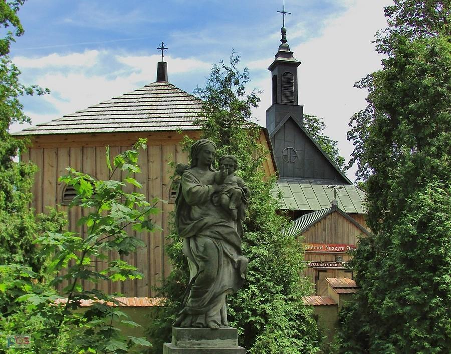 Żuków - figura Matki Boskiej z Dzieciątkiem przed kościołem