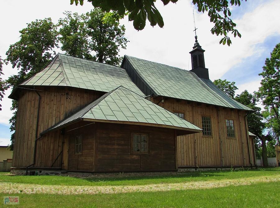 Żuków - kościół od strony płn. ma dobudowaną zakrystię