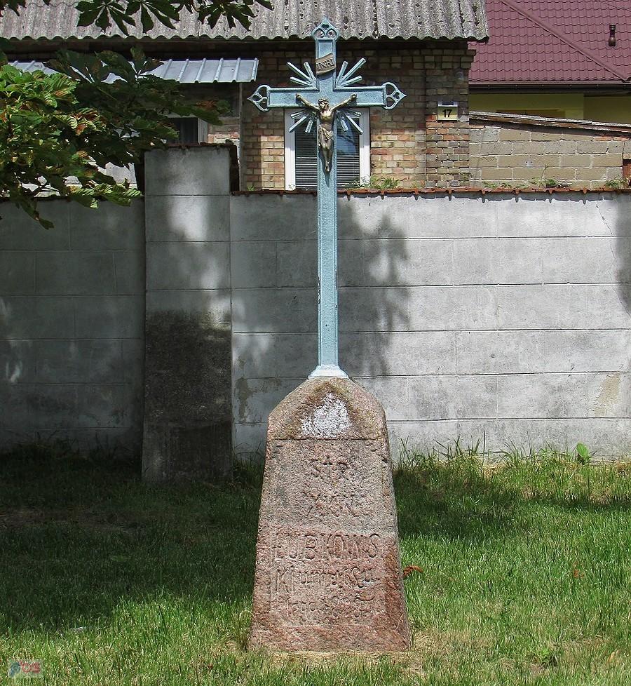 Żuków - XIX wieczny nagrobek przy kościele
