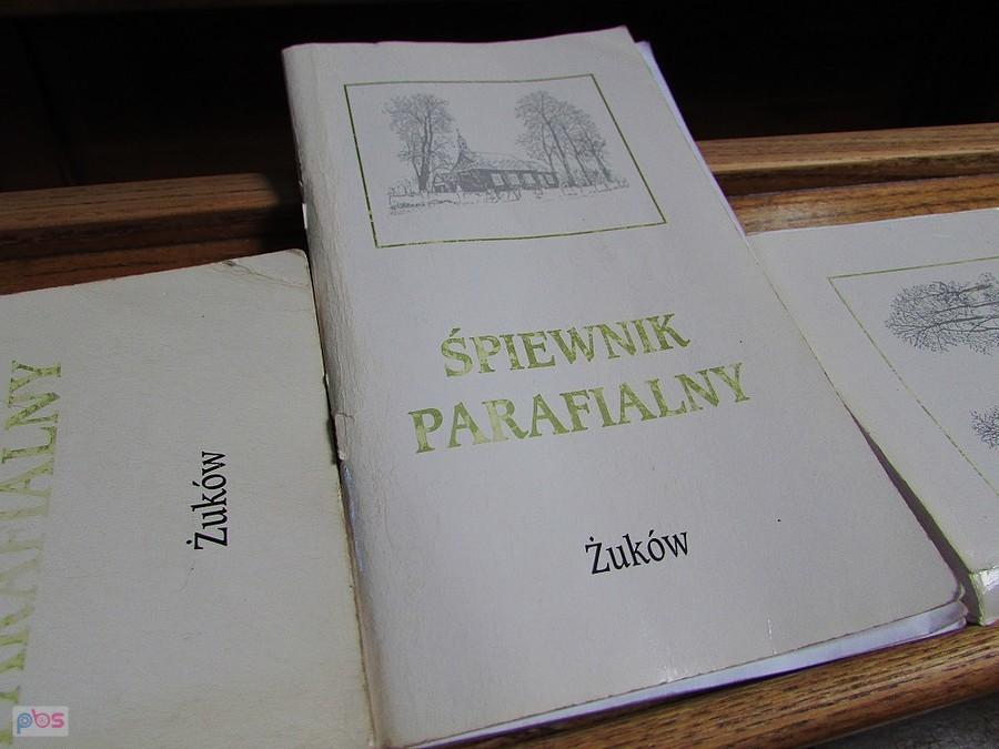 Żuków - w kościele przy każdym miejscu leżą śpiewniki