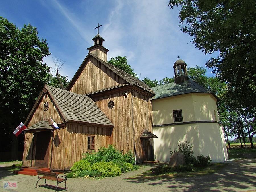 Izdebno Koscielne - kościół powstał w latach 1772 – 76, stan obecny to odbudowa po pożarze w 1990 roku