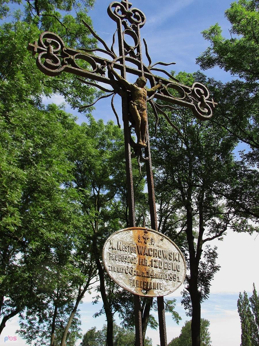 Izdebno Kościelne - krzyż na grobie proboszcza ks. Nestora Wachowskiego zm. w 1891 roku