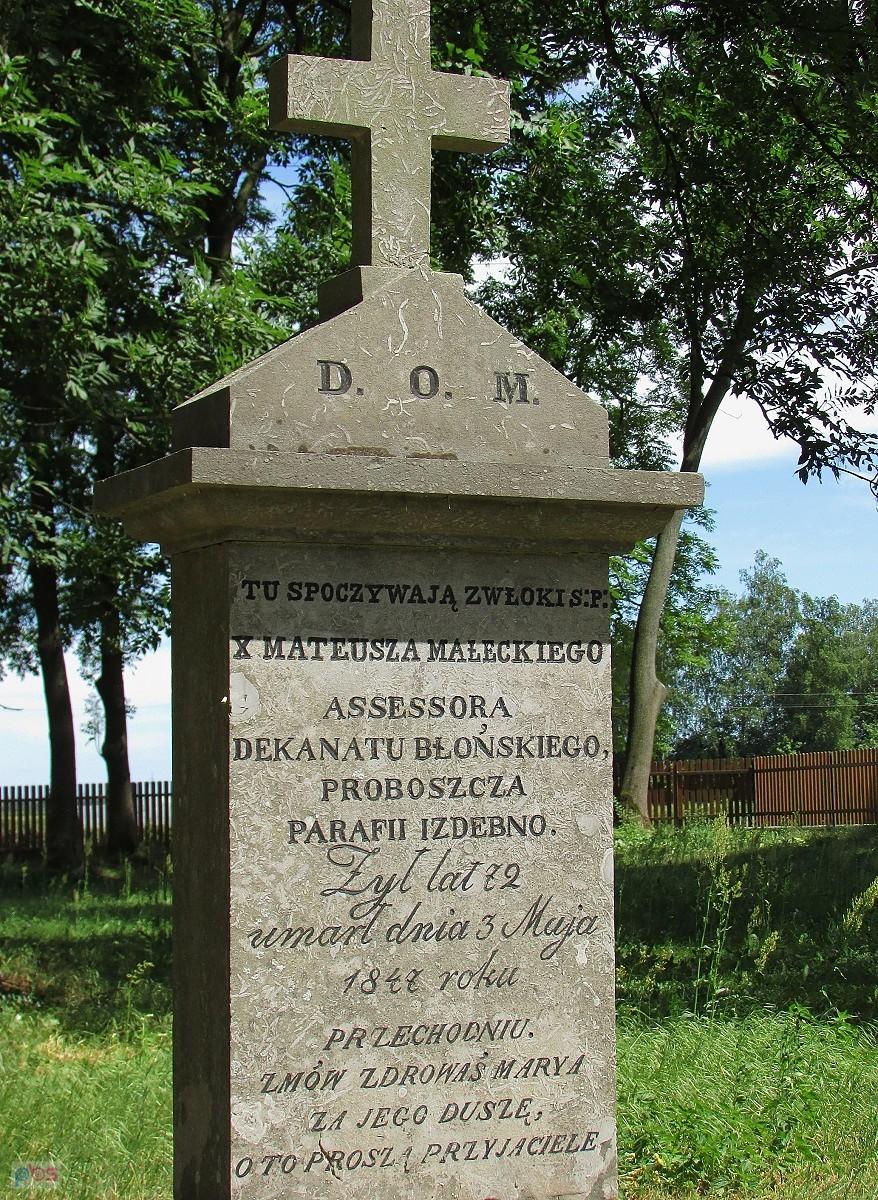 Izdebno Kościelne - grób proboszcza ks. Mateusza Małeckiego zm. w 1847 roku