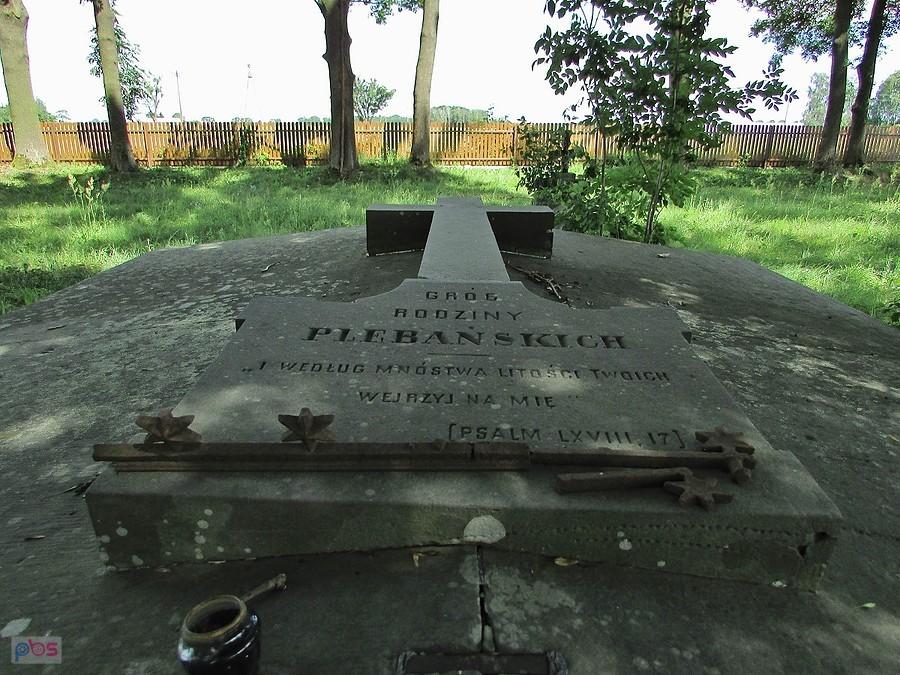 Izdebno Kościelne - grobowiec rodziny Plebańskich właścicieli wsi od 1866 roku