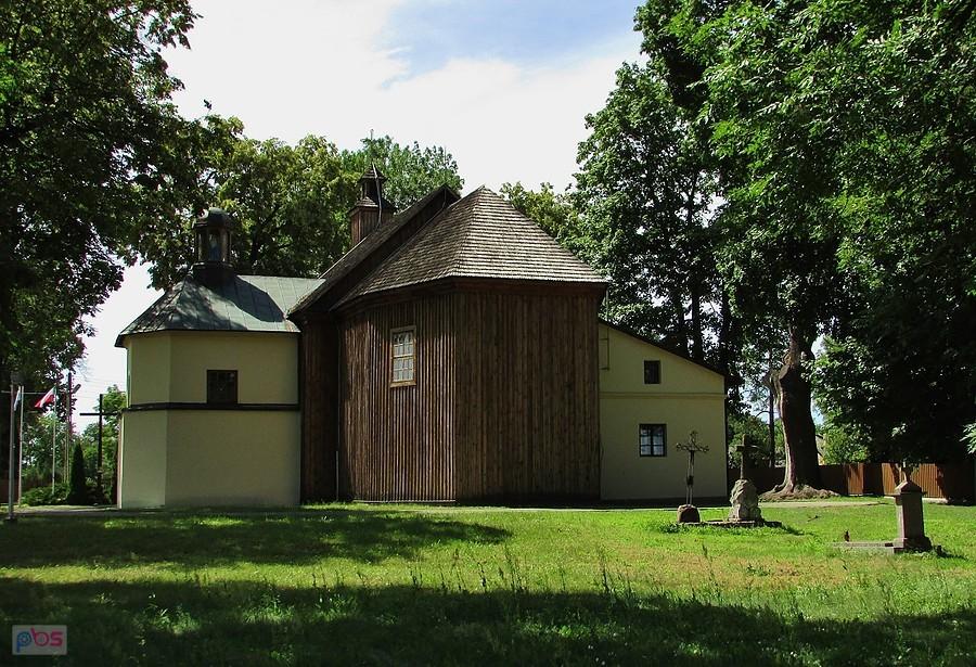 Izdebno Kościelne - widok od strony cmentarza przykościelnego