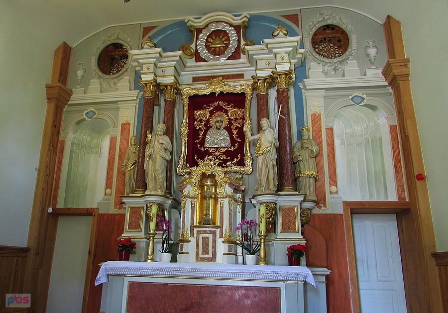 Puszcza Mariańska - ołtarz w kościółku Michała Archanioła