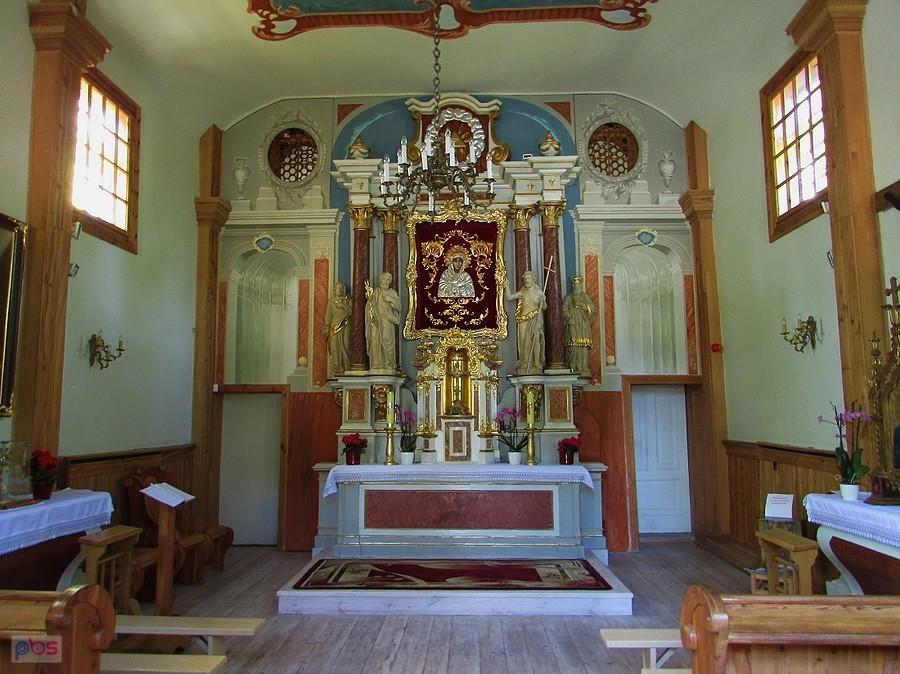 Puszcza Mariańska - zrekonstruowane wnętrze kościółka po pożarze w 1993 roku