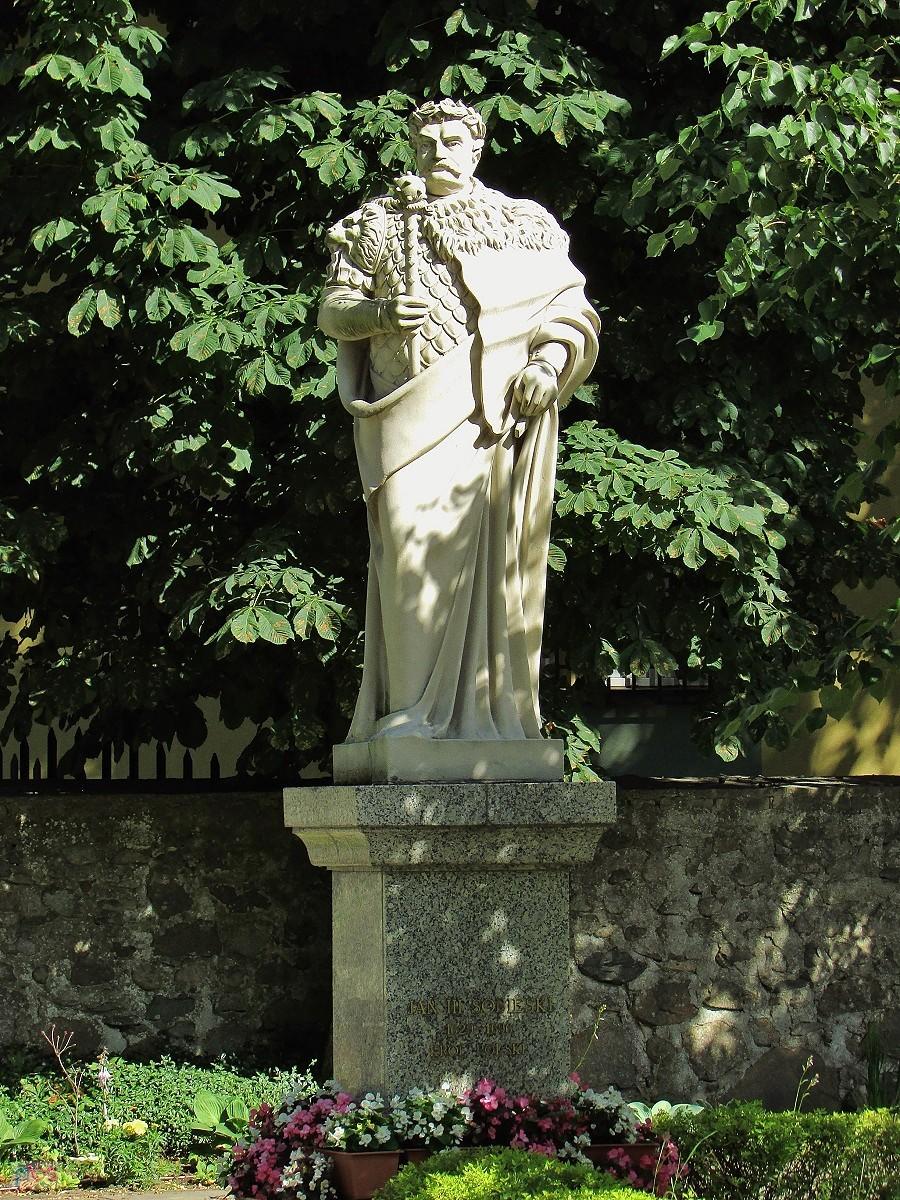 Puszcza Mariańska - pomnik króla Jana III Sobieskiego