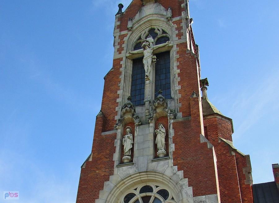 Bartniki - monumentalna fasada kościoła